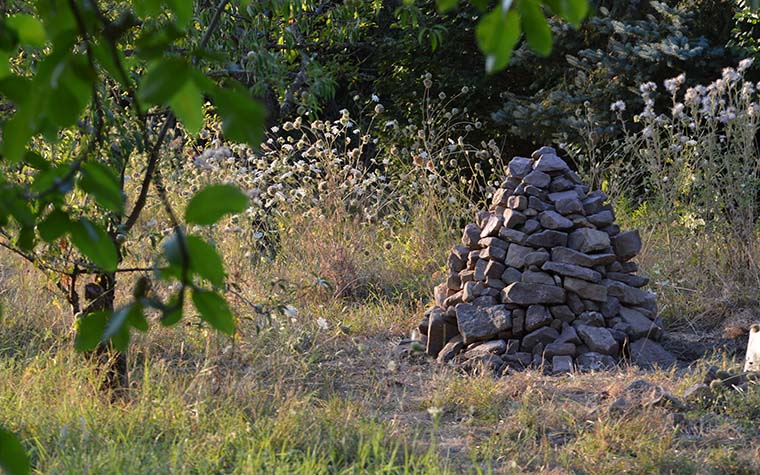 Steinhaufen im Naturgarten