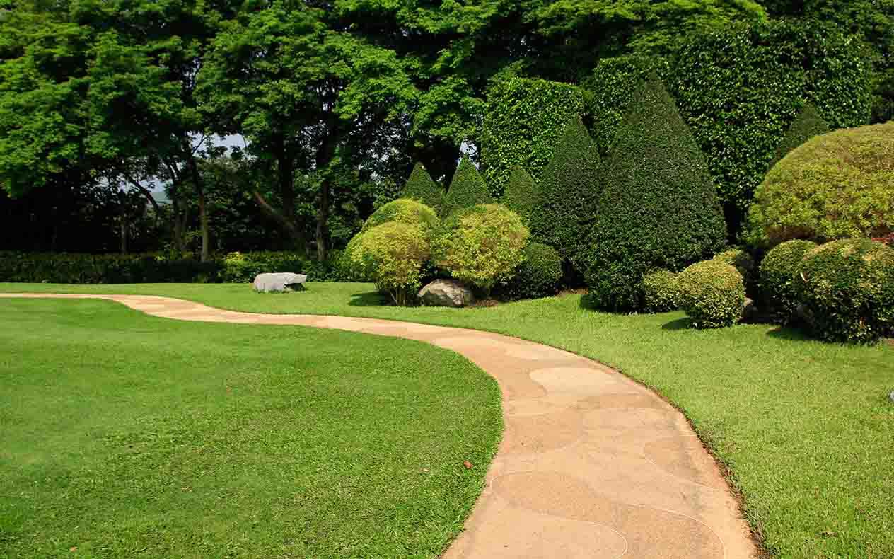 Weg durch einen angelegten Garten