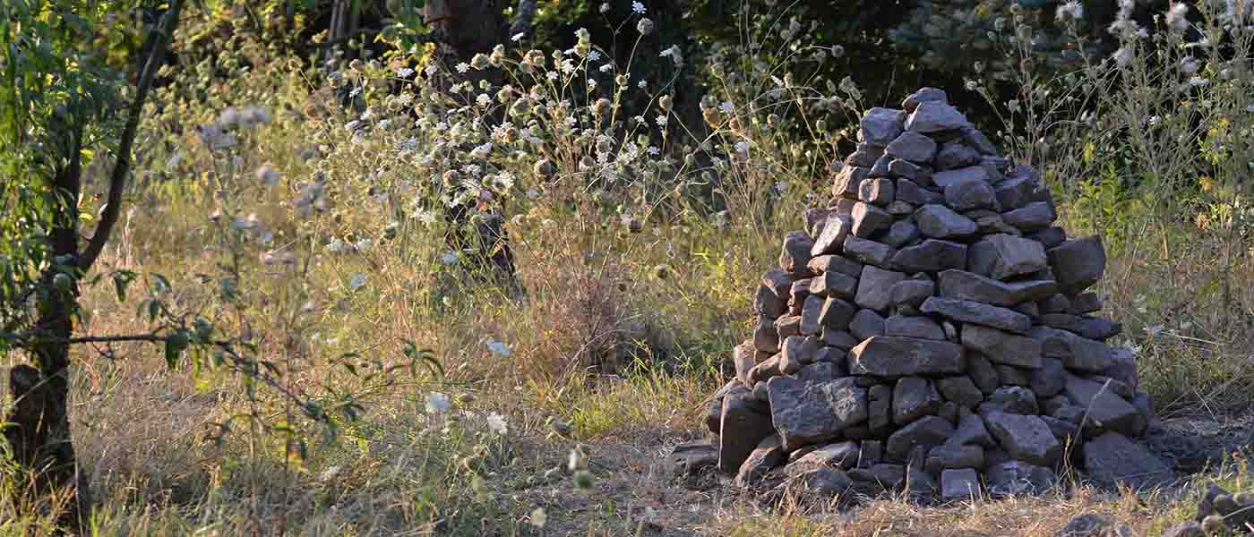 Steinhaufen im naturnahen Garten